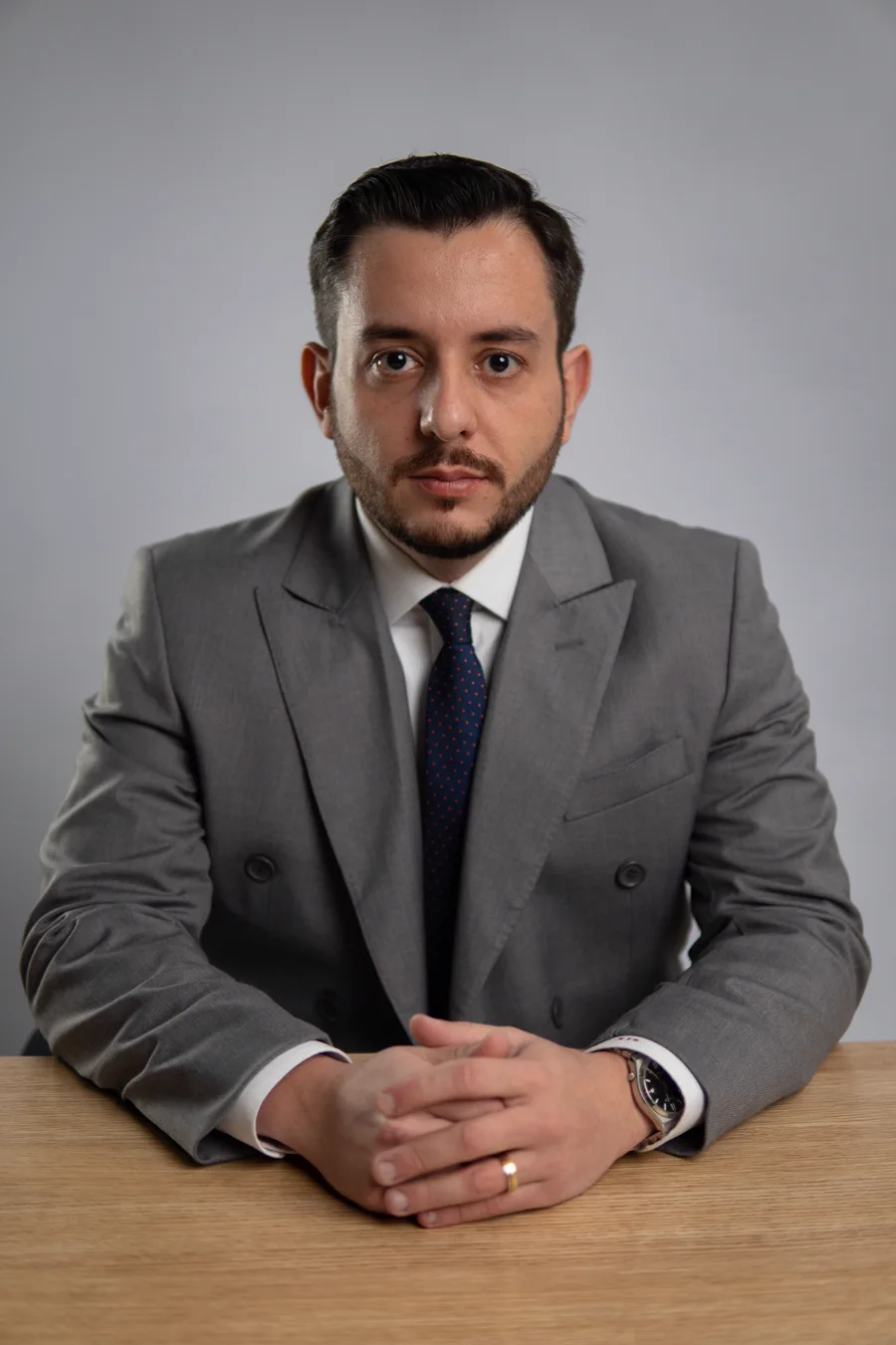 Dr. Renatho Fernandes à mesa de trabalho